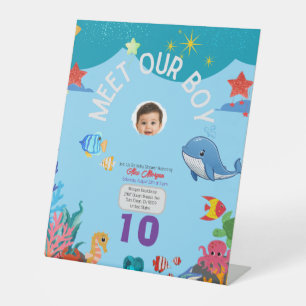 Ontmoet onze jongen baby shower uitnodiging- Onder Reclamebord Met Voetstuk