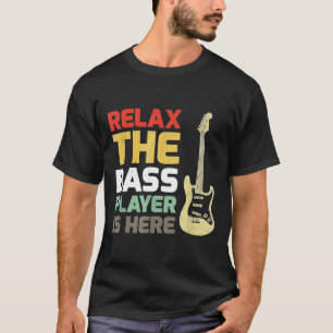 Ontspan de speler van de Bass hier Guitar is T-shirt