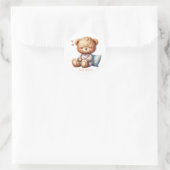Ontspan je maar, slaperige teddy ronde sticker (Tas)