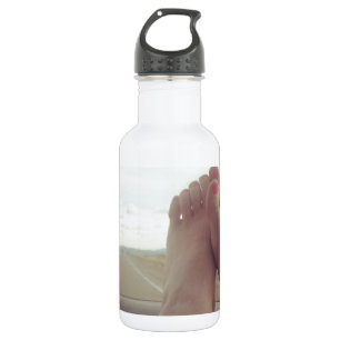 ontspan voeten op het dashboard waterfles