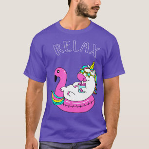 Ontspannen Eenhoorn grappig in zwembad T-shirt