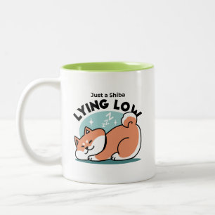 Ontspannen Shiba Inu Art: gewoon een Shiba die laa Tweekleurige Koffiemok