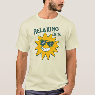Ontspannen tijd glimlachende zon met zonnebril t-shirt
