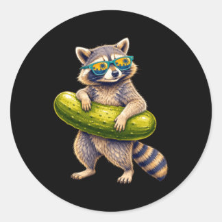 Ontspannen Wasbeer Met Augurk Drijft Zomerstemming Ronde Sticker
