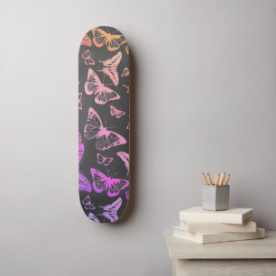 Ontstekende regenbooggekleurde vlinders vliegen skateboard