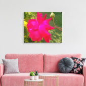 Ontvouwbare schoonheid: de rode roos en zijn knop canvas afdruk (Insitu (Woonkamer))