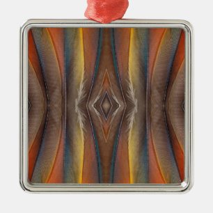 Ontwerp met veren van de scharlaken ara metalen ornament