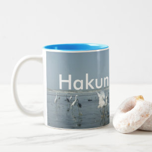 Ontwerp van het liefdadig geïnspireerde Hakuna Mat Tweekleurige Koffiemok