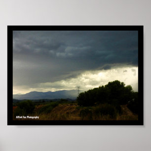Onweerswolken boven bergtop poster