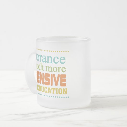 Onwetendheid is duurder dan onderwijs matglas koffiemok (Voorkant links)