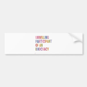 Onwillige deelnemer van een idiocratie tegen Trump Bumpersticker