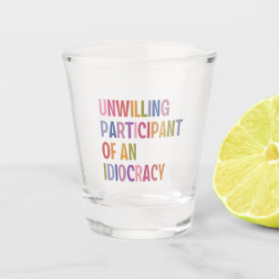 Onwillige deelnemer van een idiocratie tegen Trump Shot Glas
