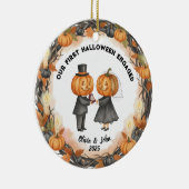 Onze 1e Halloween 2025 pompoen bruiloft met krans Keramisch Ornament (Rechts)