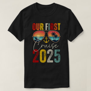 Onze Eerste Cruise 2025 gezinscruise Overeenkomsti T-shirt