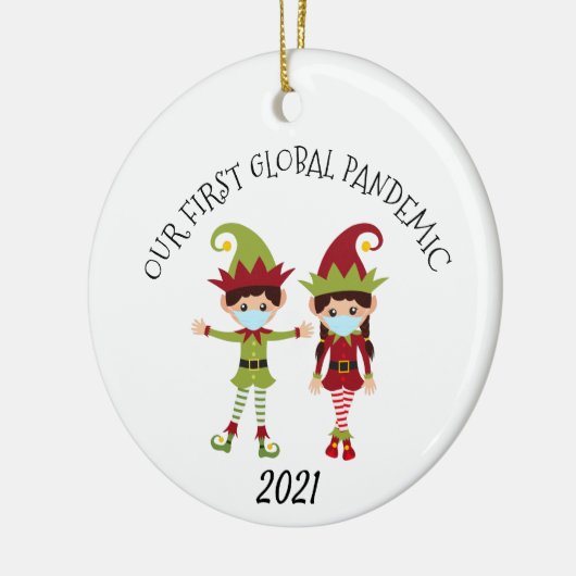 Onze eerste Global Pandemic Elf 2021 Keramisch Ornament (Links)