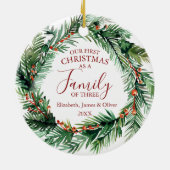 Onze eerste kerst als een gezin van drie kransen keramisch ornament (Achterkant)