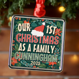 Onze eerste kerst als familie kleurrijke krans metalen ornament