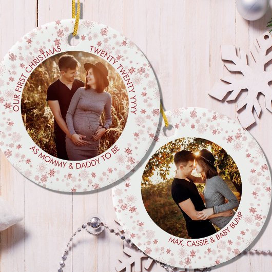 Onze eerste kerst als | Foto Red Ditsy Snowflake Keramisch Ornament