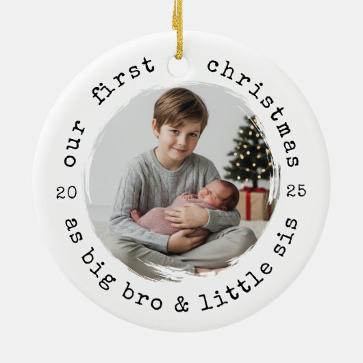 Onze eerste kerst - Big Bro & Little Sis Round P Keramisch Ornament (Achterkant)