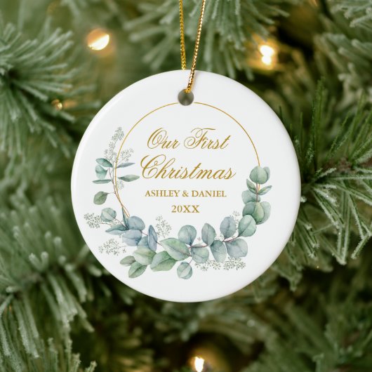 Onze eerste kerst met eucalyptus laat goud over keramisch ornament (Boom)