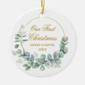 Onze eerste kerst met eucalyptus laat goud over keramisch ornament (Voorkant)
