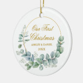 Onze eerste kerst met eucalyptus laat goud over keramisch ornament (Links)