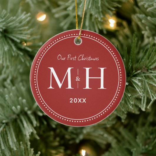 Onze eerste kerst Passen getrouwd Monogram rood Keramisch Ornament (Boom)
