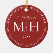 Onze eerste kerst Passen getrouwd Monogram rood Keramisch Ornament (Voorkant)