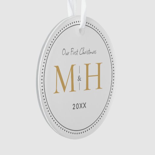 Onze eerste kerst Passen getrouwd Monogram Wit Ornament (voorkant)