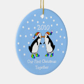 Onze eerste kerst samen 2010 (GLBT-pinguïns) Keramisch Ornament (Rechts)