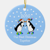 Onze eerste kerst samen 2010 (GLBT-pinguïns) Keramisch Ornament (Voorkant)