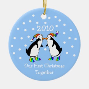 Onze eerste kerst samen 2010 (GLBT-pinguïns) Keramisch Ornament