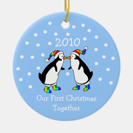 Onze eerste kerst samen 2010 (GLBT-pinguïns) Keramisch Ornament (Voorkant)