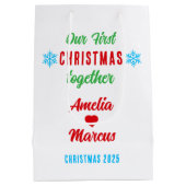 Onze eerste kerst samen met sneeuwvlokken medium cadeauzakje (Achterkant)