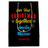 Onze eerste kerst samen met sneeuwvlokken medium cadeauzakje (Achterkant)