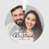 Onze Eerste Kerst Verloofd Elegant Zwart Schrift Ornament (voorkant)