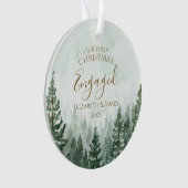 Onze Eerste Kerst Verloving Foto Dennenboom Bos Ornament (voorkant)