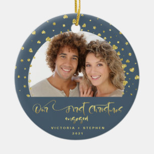 Onze Eerste Kerst Verloving Foto Gouden Confetti Keramisch Ornament