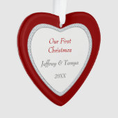 Onze eerste kerstboom met rode wervelwind ornament (voorkant)