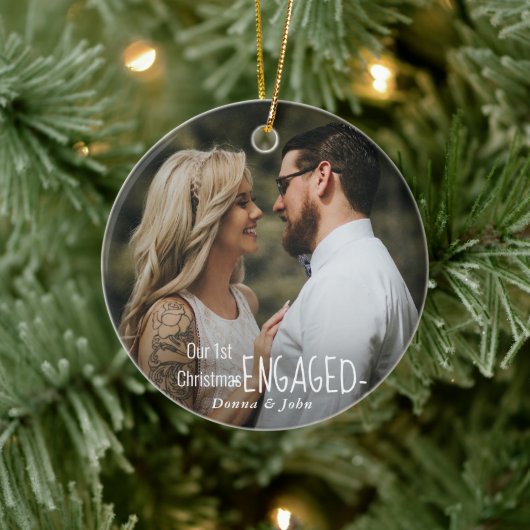 Onze eerste kerstcadeaufoto met script elegant keramisch ornament (Boom)