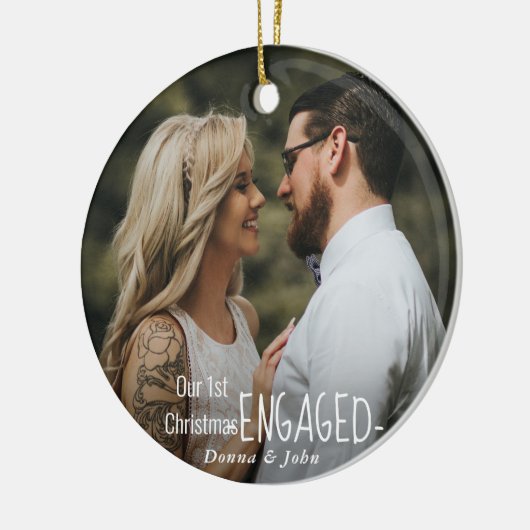 Onze eerste kerstcadeaufoto met script elegant keramisch ornament (Links)