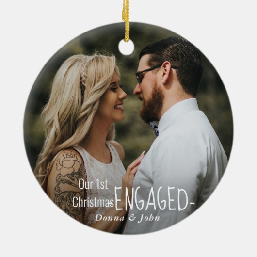 Onze eerste kerstcadeaufoto met script elegant keramisch ornament (Achterkant)