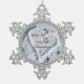 Onze eerste kerstcadeautje Snowflake Tin Sneeuwvlok Ornament (Voorkant)