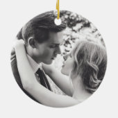 Onze eerste kerstfeestelijke Pas getrouwd Greenery Keramisch Ornament (Achterkant)