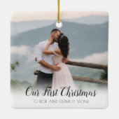 Onze eerste kerstfoto Pas getrouwd Keramisch Ornament (Achterkant)