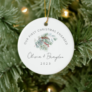 Onze eerste Kerstmis als betrokken Eucalyptus Foto Keramisch Ornament