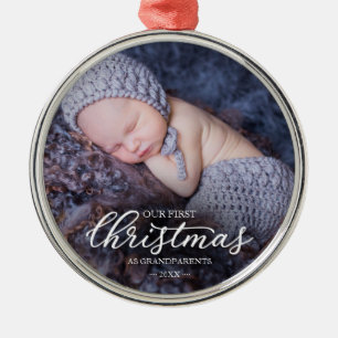 Onze Eerste Kerstmis Als Grootouders Witte Script Metalen Ornament