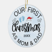 Onze Eerste Kerstmis als Mam en Pap Baby Boy Keramisch Ornament (Links)