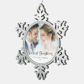 Onze eerste Kerstmis als Mr. Mrs Fotoscript Tin Sneeuwvlok Ornament (Rechts)