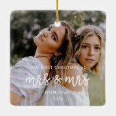 Onze eerste Kerstmis als Mrs. en Mrs. trouwfoto Keramisch Ornament (Achterkant)